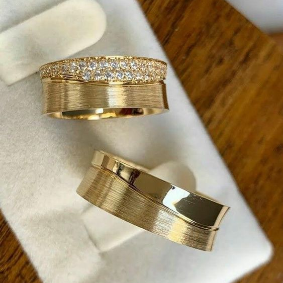 Vintage Gold Ring with Glitter