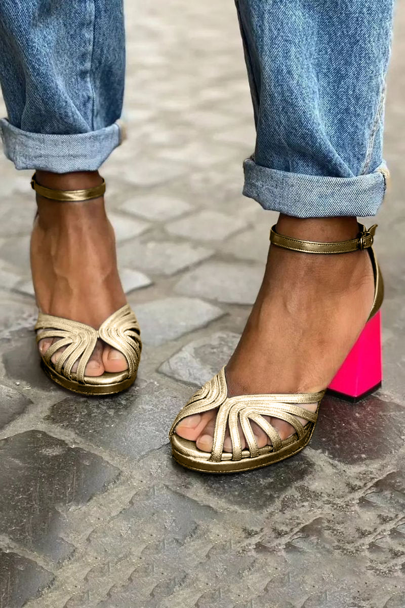 Soise | Classic sandals with ankle straps and open toe design