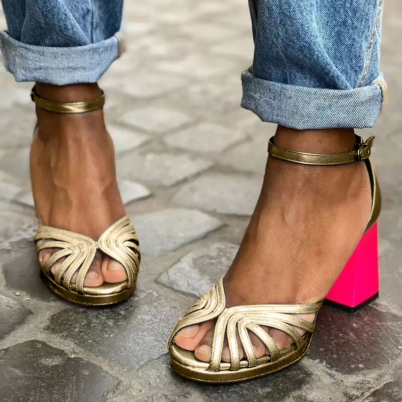 Soise | Classic sandals with ankle straps and open toe design