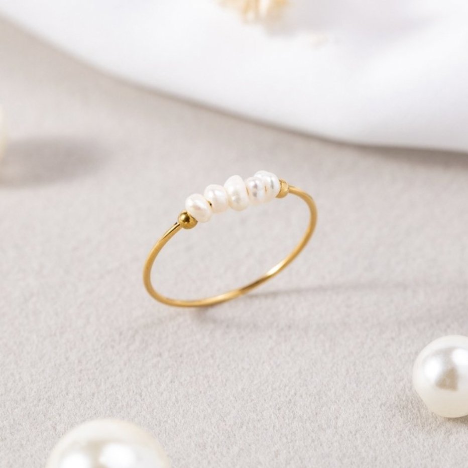 Classic ring with freshwater pearl