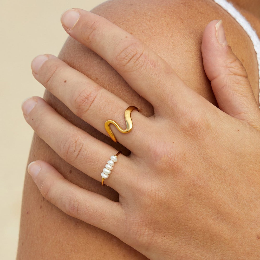 Classic ring with freshwater pearl