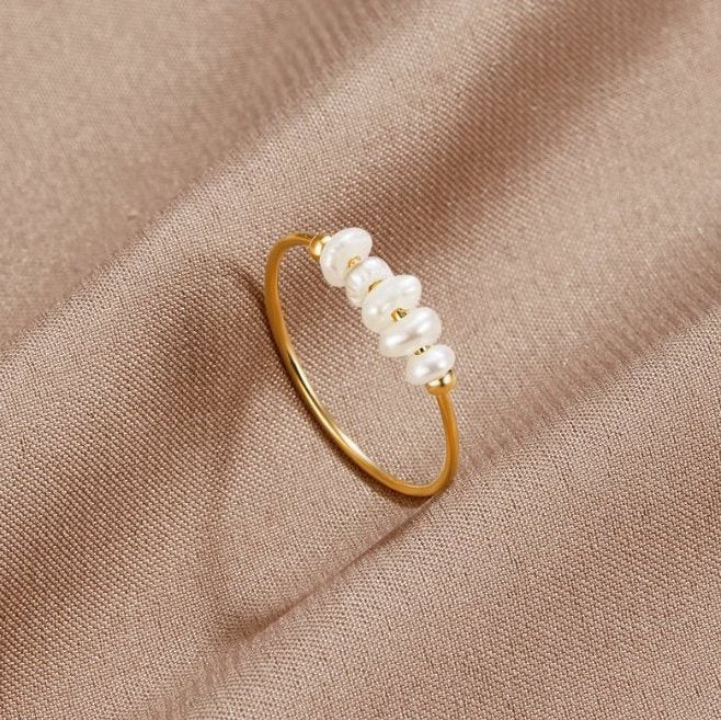Classic ring with freshwater pearl
