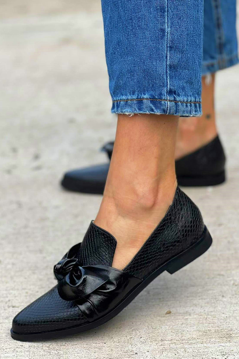 Orla  - Black moccasins with bow